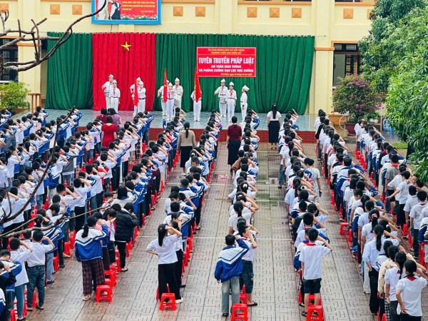 TUYÊN TRUYỀN PHÁP LUẬT AN TOÀN GIAO THÔNG VÀ PHÒNG CHỐNG BẠO LỰC HỌC ĐƯỜNG - TRAO MŨ BH CHO HS LỚP 1