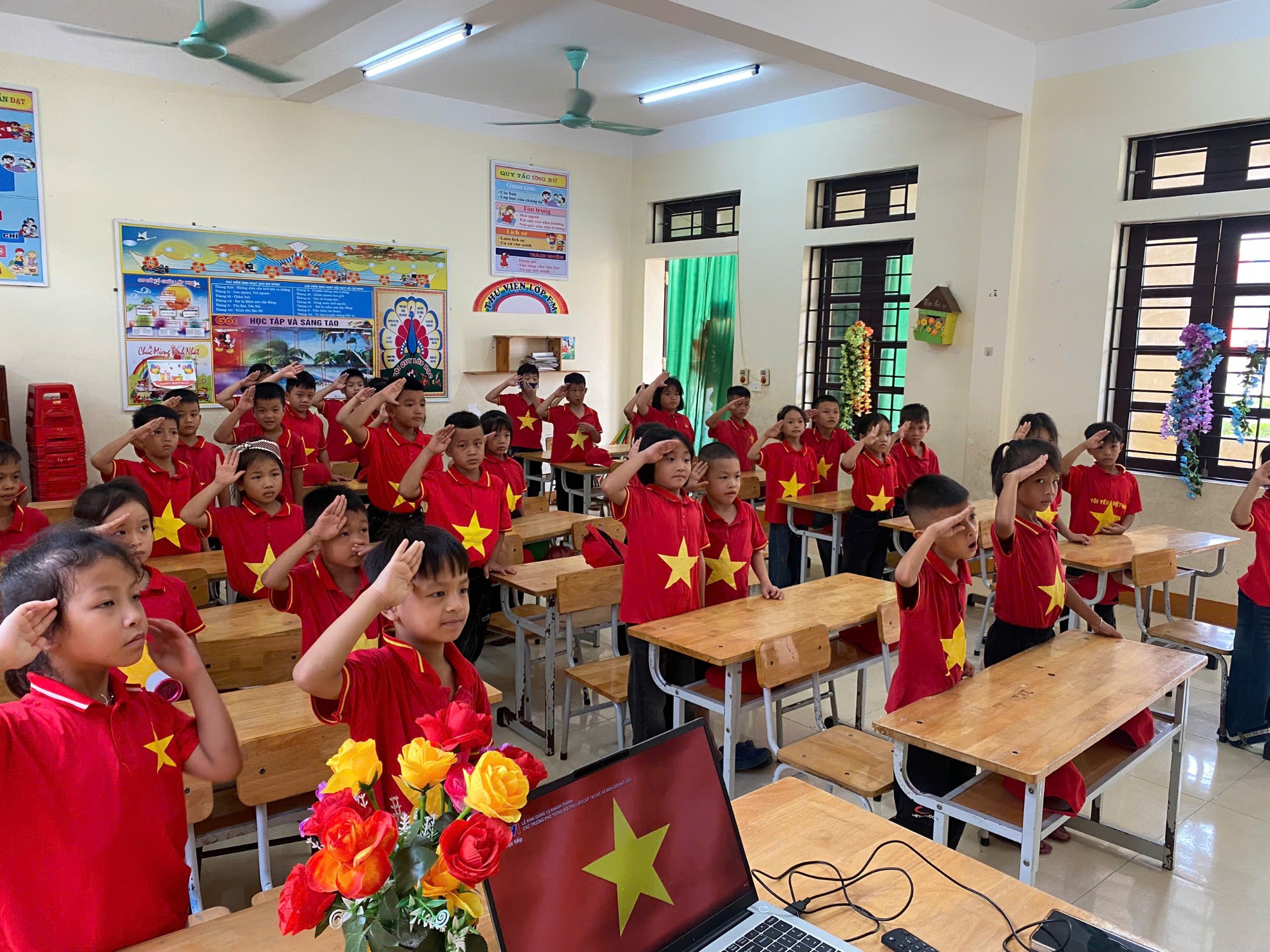 HS CHÀO CỜ